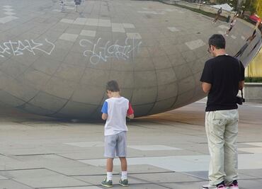 Graffitean la icónica escultura “The Bean” en Chicago