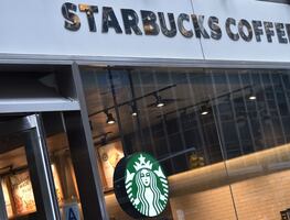Empleado de Starbucks ayuda con mensaje a cliente que era acosada