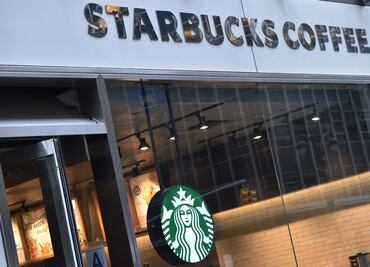 Empleado de Starbucks ayuda con mensaje a cliente que era acosada