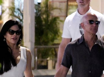 Novia de CEO de Amazon luce minivestido durante vacaciones de lujo