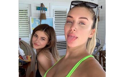 Stassie Karanikolaou arrasa con bikini azul durante viaje a México