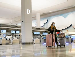Mujer llega tarde a vuelo en Florida y miente sobre portación de bomba
