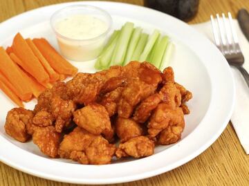 Cliente demanda a restaurante en EU porque sus boneless no son alitas reales