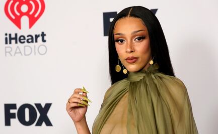 Doja Cat impacta en alfombra roja con revelador vestido transparente 