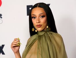 Doja Cat impacta en alfombra roja con revelador vestido transparente