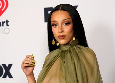 Doja Cat impacta en alfombra roja con revelador vestido transparente