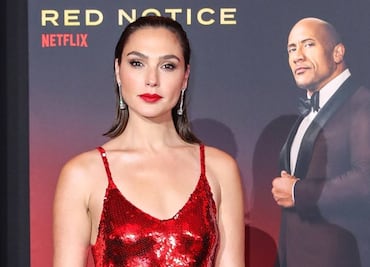 Gal Gadot presume esbelta silueta y belleza natural con vestido naranja