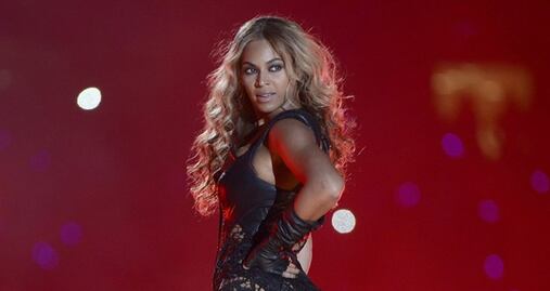 Beyoncé presume silueta en sesión con minivestido