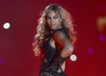 Beyoncé presume silueta en sesión con minivestido
