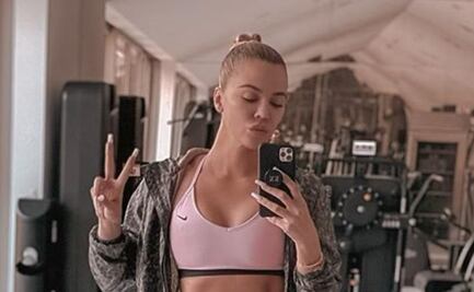 Khloé Kardashian presume “abs” con crop top y leggings en el gimnasio