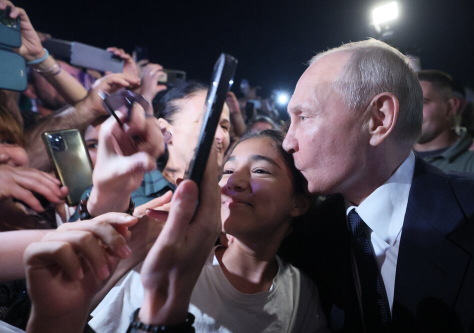 Putin sorprende al darse un inusual baño de multitudes en muestra de apoyo tras la rebelión abortada del grupo Wagner. EFE/EPA/GAVRIIL GRIGOROV/SPUTNIK/KREMLIN POOL MANDATORY CREDIT