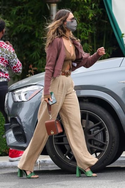 Eiza González conquista West Hollywood con atuendo braless 