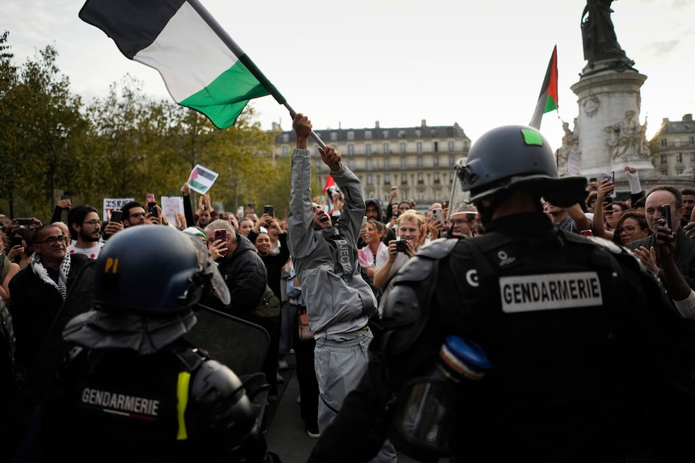 Macron insta a la unidad en Francia mientras la policía dispersa protestas palestinas. (AP Foto/Thibault Camus)