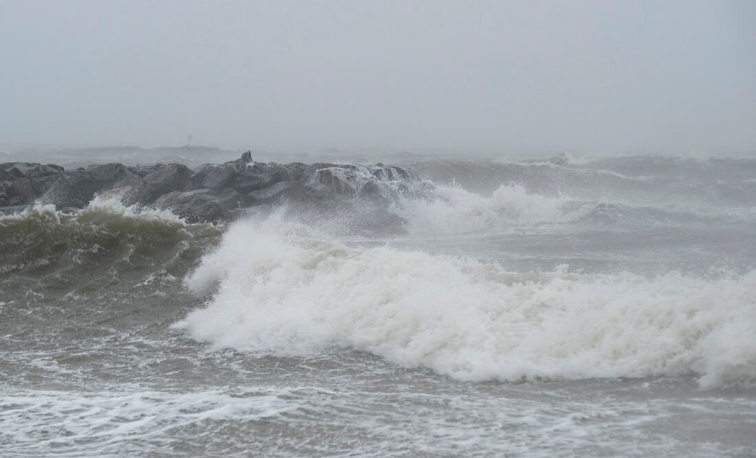 Un ‘meteotsunami’ sorprendió las costas de Clearwater Beach en Florida. Foto: AP