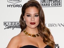 Ashley Graham luce su silueta ‘curvy’ con lencería azul en Instagram