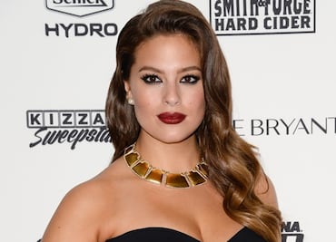 Ashley Graham luce su silueta ‘curvy’ con lencería azul en Instagram
