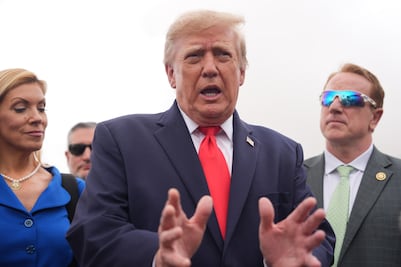 Trump amenaza con atacar “muy duro” a Irán si estuvo detrás del ataque al vuelo de Flydubai