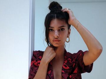 Emily Ratajkowski combina saco braless y bikini en sesión fotográfica