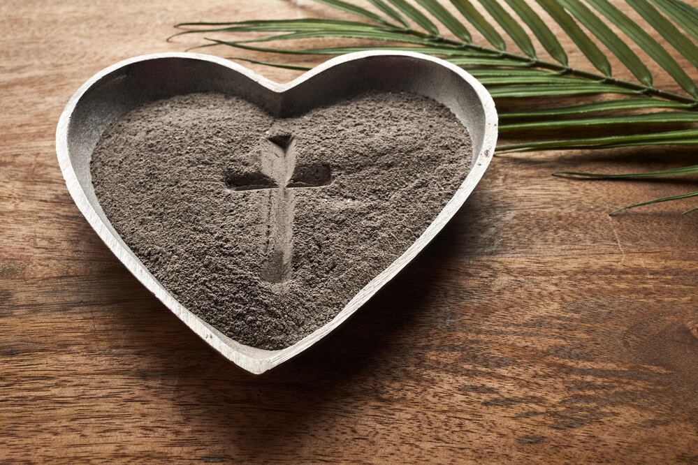 Cruz de ceniza y corazones: Miércoles de Ceniza choca con San Valentín  este 14 de febrero. Foto iStock / nambitomo