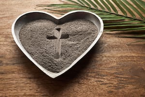 Cruz de ceniza y corazones: Miércoles de Ceniza choca con San Valentín, ¿Día de abstención o de festejo?