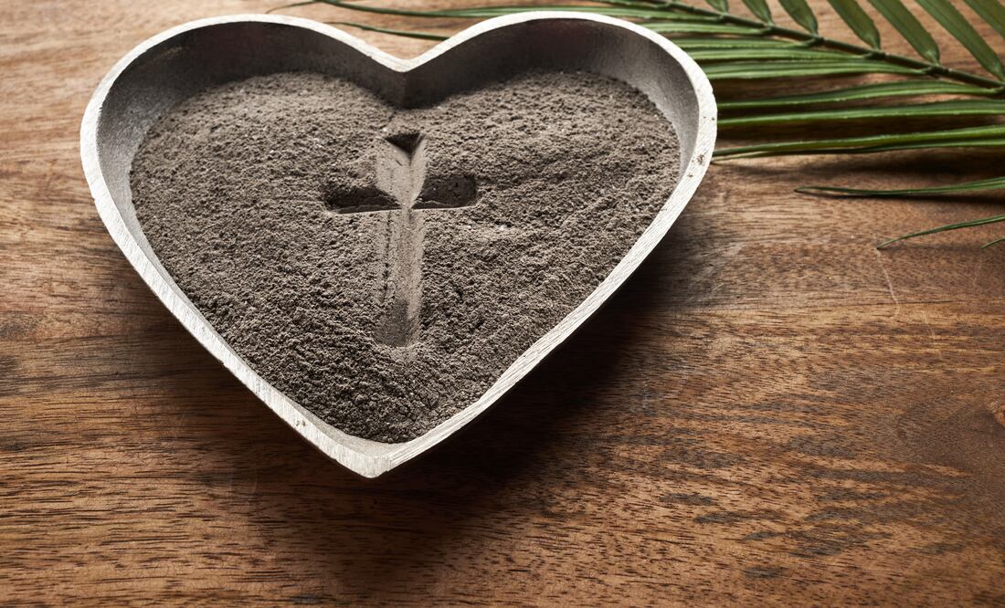 Cruz de ceniza y corazones: Miércoles de Ceniza choca con San Valentín este 14 de febrero. Foto iStock / nambitomo