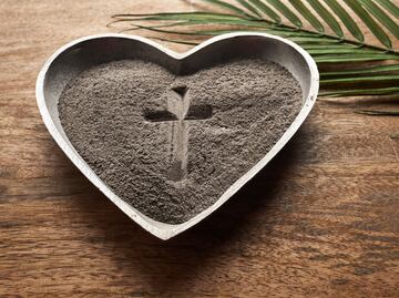 Cruz de ceniza y corazones: Miércoles de Ceniza choca con San Valentín, ¿Día de abstención o de festejo?