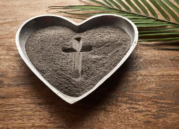 Cruz de ceniza y corazones: Miércoles de Ceniza choca con San Valentín, ¿Día de abstención o de festejo?