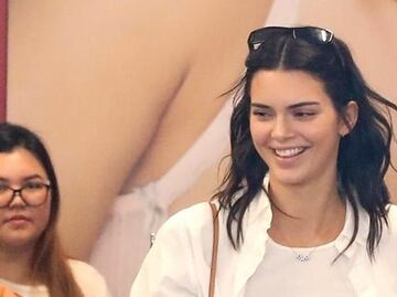 Kendall Jenner arrasa con atuendo braless y minishort en West Hollywood