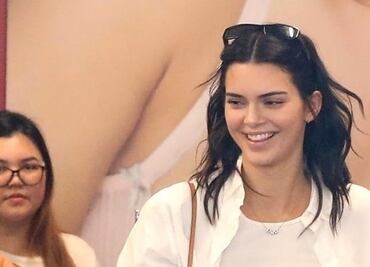 Kendall Jenner arrasa con atuendo braless y minishort en West Hollywood