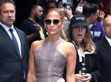 Jennifer Lopez presume figura de impacto con top y falda de ‘lápiz’