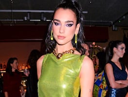 Dua Lipa impone tendencia con minifalda tableada de 'infarto' en yate