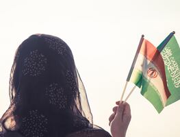 Por abrazar a aficionada, multan a portero iraní con casi 5 mil dólares y lo suspenden. VIDEO