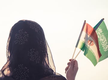 Por abrazar a aficionada, multan a portero iraní con casi 5 mil dólares y lo suspenden. VIDEO