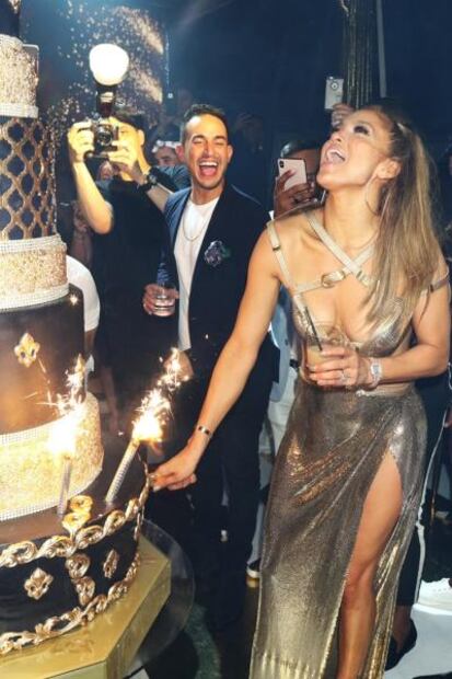 Jennifer Lopez celebra 50 años con espectacular vestido de raja 