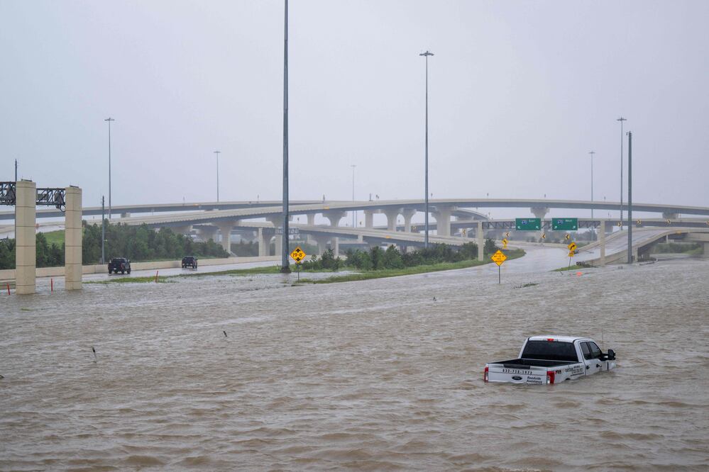 Huracán Beryl causa caos en Houston: vuelos cancelados y calles inundadas. VIDEOS (Photo by Brandon Bell / GETTY IMAGES NORTH AMERICA / Getty Images via AFP)