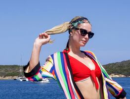 Paris Hilton luce 'bikini body' a los 40 años en lujoso yate por Italia