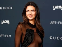 Kendall Jenner lo deja ver todo con vestido negro traslúcido y braless en LA