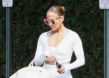 Jennifer Lopez luce su conjunto blanco más ajustado en Miami