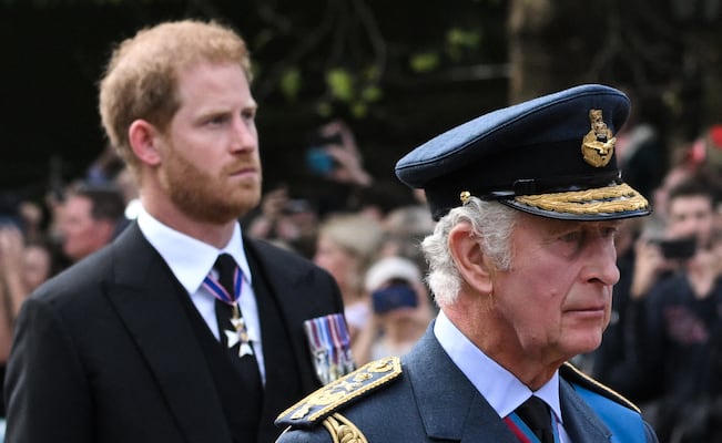 Carlos III inventó cita médica relacionada a su cáncer para evitar pasar tiempo con Harry, afirma experto real