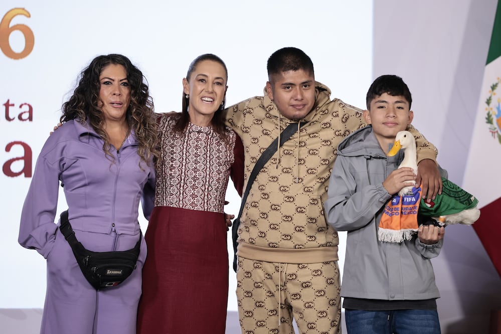 ¡De las calles a Palacio Nacional! El pato Merlín conquista a Claudia Sheinbaum. EFE/José Méndez