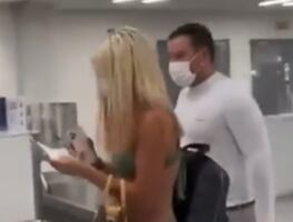 Captan a mujer abordando avión en bikini en aeropuerto de EU