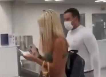 Captan a mujer abordando avión en bikini en aeropuerto de EU