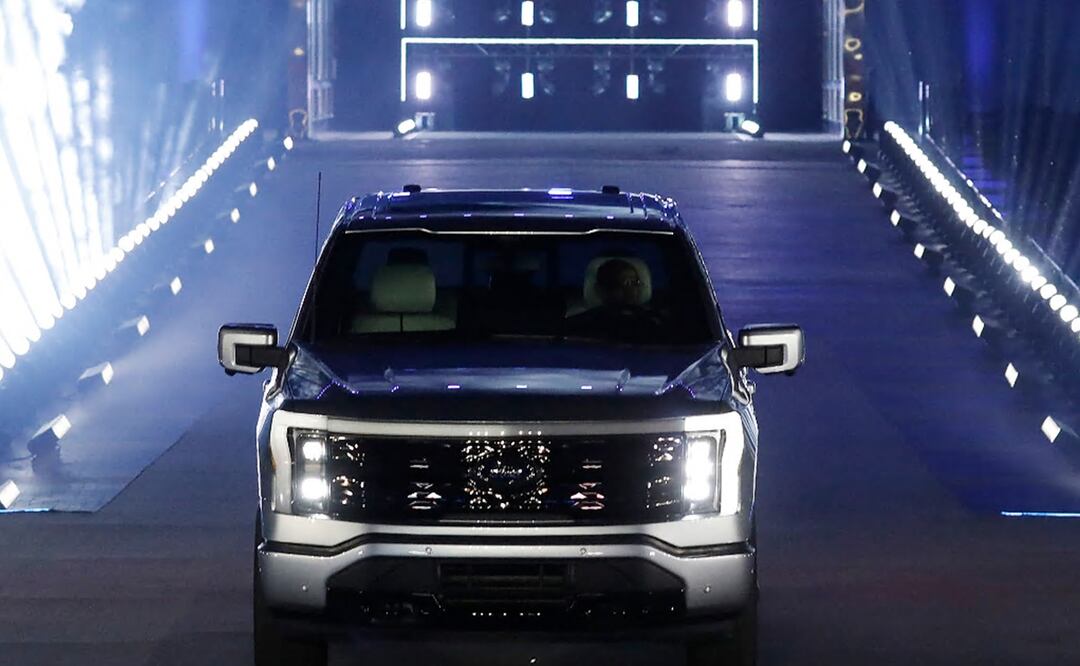 Ford producirá en EU más vehículos de gasolina y menos de la camioneta eléctrica F-150. (Photo by JEFF KOWALSKY / AFP)