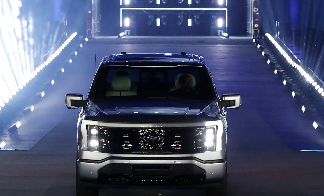 Ford producirá en EU más vehículos de gasolina y menos de la camioneta eléctrica F-150.  (Photo by JEFF KOWALSKY / AFP)