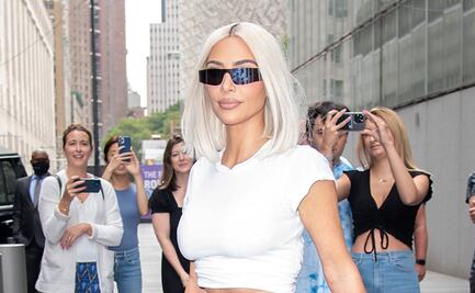 Kim Kardashian luce cinturita con leggings plateados tras perder casi 10 kilos