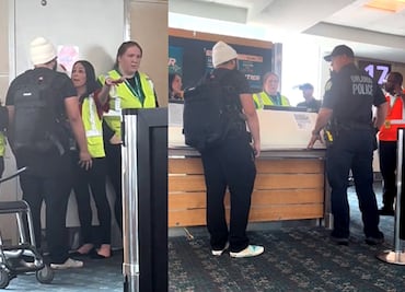 Pasajero sigue truco viral de la “almohada” para no pagar equipaje de avión y es detenido. ¿En qué consiste?