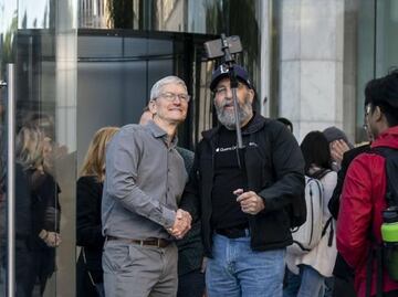 Tim Cook visita a los primeros compradores del iPhone 11 en Nueva York