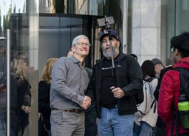 Tim Cook visita a los primeros compradores del iPhone 11 en Nueva York