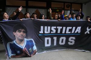 Detienen al guardaespaldas de Maradona por falso testimonio en juicio por muerte del astro