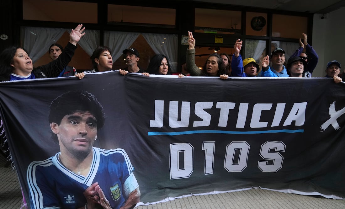 Escándalo en Argentina: hermanas y abogado de Diego Maradona procesados por fraude millonario (AP Foto/Natacha Pisarenko)